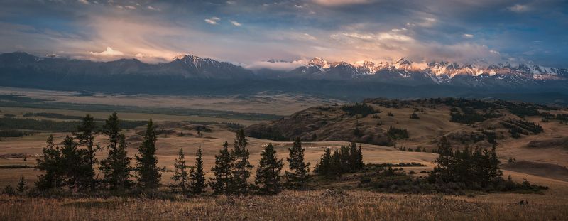 пейзаж, природа, горы, алтай, сибирь, россия, путешествия, туризм, красный, утро, раннее, хребет, большой, высокий, панорама, лето, рассвет, восход, степь, долина, холмы, лес, дерево Северо-Чуйский хребет на рассветеphoto preview