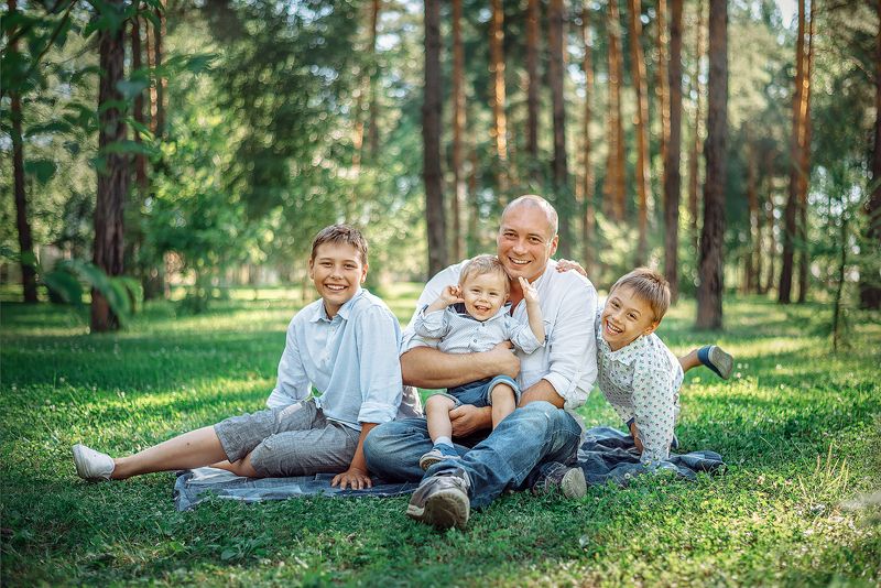 семья отец сын братья лето счастье радость улыбка ...photo preview