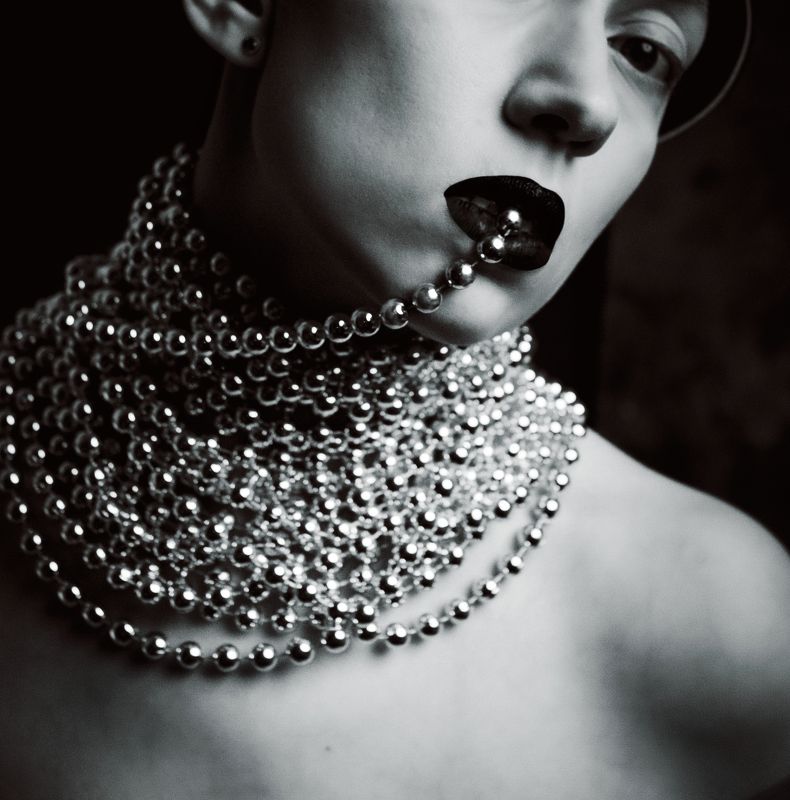 портрет, автопортрет, женщина, бусы ***photo preview