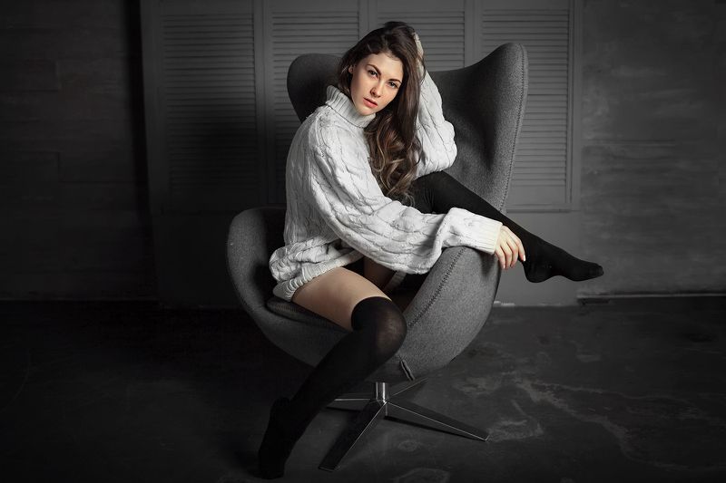 девушка студия волосы улыбка свитер глаза губы красота Светланаphoto preview