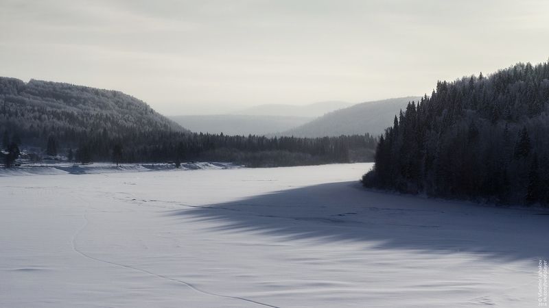 зима, снег, солнце, облака, река, вишера, камень говорливый, деревня, заговоруха, пермский край Река Вишера фото превью