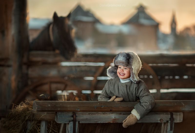 портрет, дарья громова, фотография, фото, фотоарт, фотограф, закат, детский портрет, дети, ребенок, сестры, малыш, девочка, мальчик, детская, фотосессия, фотосъемка, лошадь, шапка В деревнеphoto preview