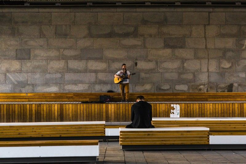 Люди, город, улица, жанр, человек, музыкант, музыка,  скамьи, гитара,  Непопулярный артистphoto preview