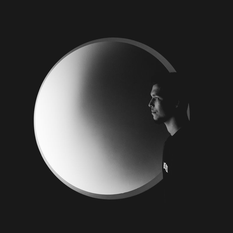 портрет человек юноша взгляд свет о светеphoto preview