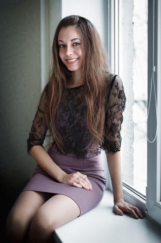 улыбка, девушка, стиль, мода, красота, эмоции, модель Near the windowphoto preview