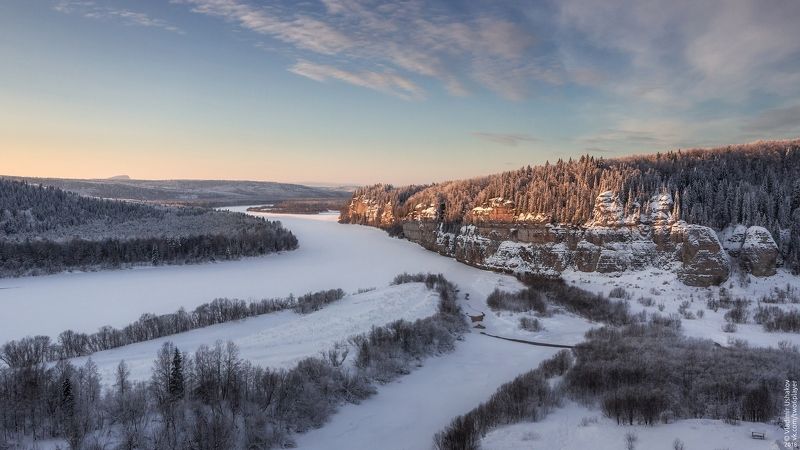 зима, снег, солнце, закат, облака, река, вишера, скала, камень говорливый, деревня, заговоруха, пермский край Камень Говорливый фото превью