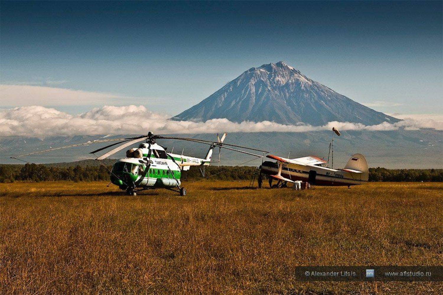 Полевой аэродром II. Автор: Александр Лицис аэродром,самолет,вертолет,вулкан,камчатка, Александр Лицис