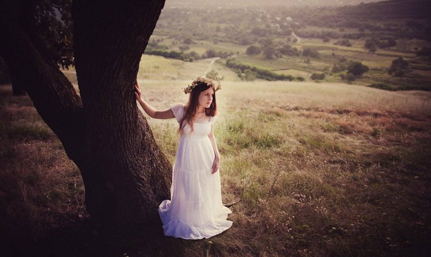 холмы, луга, женщина, белое платье, венок, полевые цветы, лето, Кирилл Брага