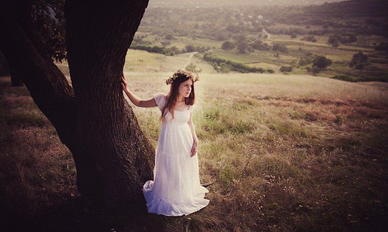 холмы, луга, женщина, белое платье, венок, полевые цветы, лето Посреди холмов.photo preview