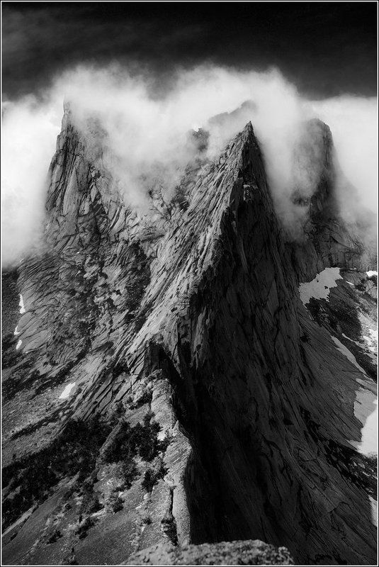 белый, большой, вершина, высокий, высота, горы, ергаки, красноярский край, крутой, пейзаж, пик, природа, саяны, сибирь, скалы, туман, хребет, чб, черный Скальные ножи пика Звездного фото превью