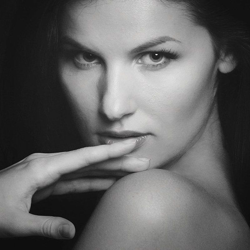 девушка, чб, студия, рука, взгляд, глаза, портрет Just lookphoto preview