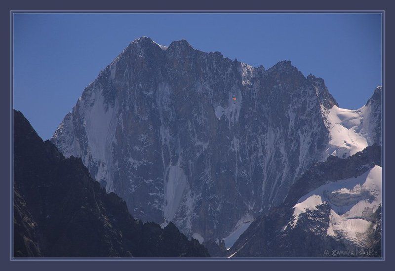 Пролетая над... (или пейзаж с красным парапланом) фото превью