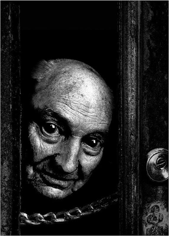 Человек за цепочкойphoto preview