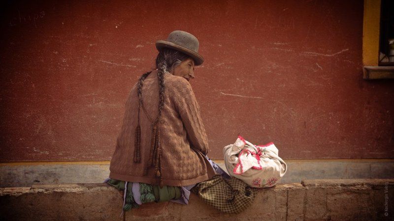 bolivia, woman, америка, боливия, женщина, красное, латинская америка, местное население, портрет, поселок, пустыня, стена, сумка, тетя, этнос, южная америка photo preview