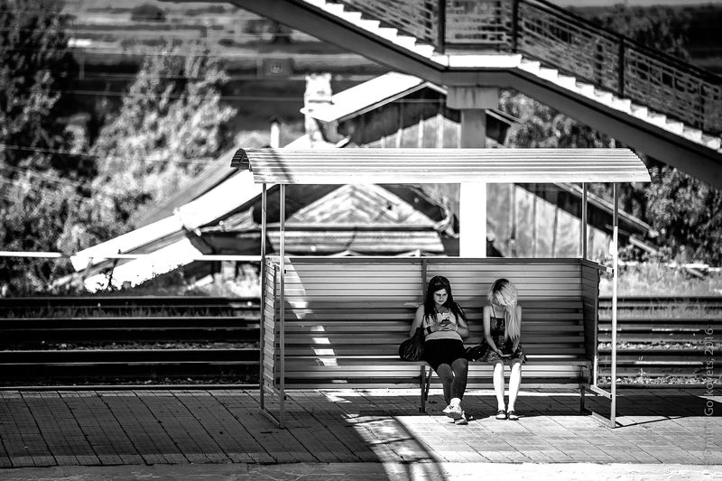 #photobydmitrygorkovets #streetphoto #blackandwhite #girls Girls and phones II. photo preview