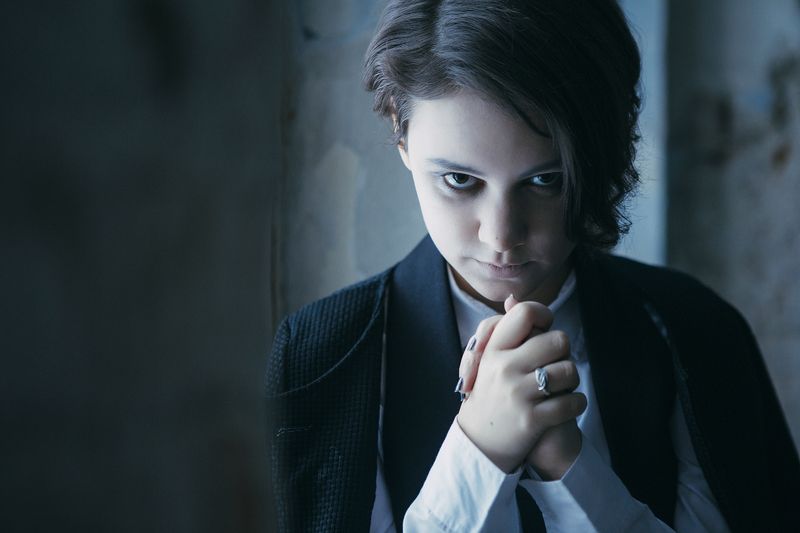 #постановочнаяфотография#арт#потсановка#портрет Подростковый возраст славится буйным поведением,протестным характером. Я знаю,сама такая была!  И был период,когда хотелось убежать, бросить школу,порвать всех и всё...ну или сжечь ￼photo preview