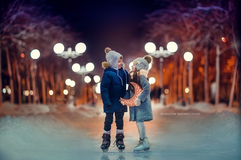 дети, каток, коньки, вечер. зима месяцphoto preview