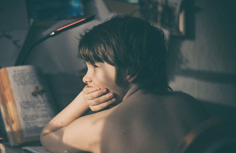 школа, мальчик, уроки, учебник Невозможно делать домашку, когда на улице солнцеphoto preview