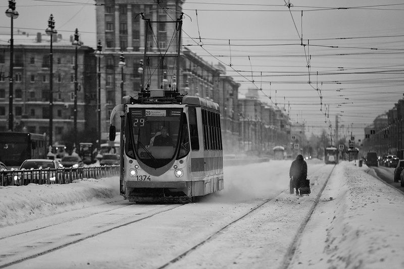 питер, шпалы, трамвай, дорога, транспорт, пешеход, сумка, ноша, домой, метель, снег, зима Дорога домой у каждого своя.photo preview