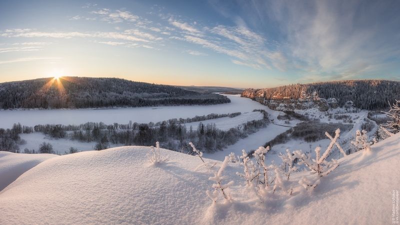 зима, снег, солнце, закат, река, вишера, скала, камень говорливый, пермский край Закат на Вишере фото превью
