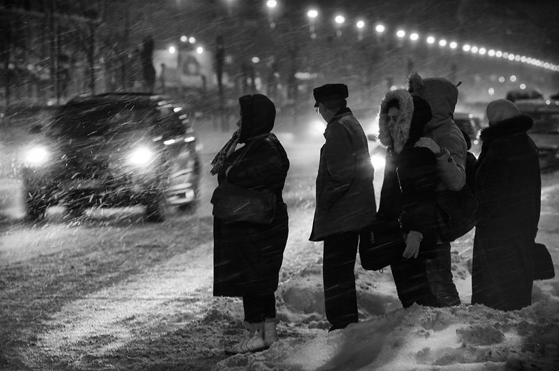метель, снегопад, зима, дорога,  дети, вечер, женщины, перекрёсток, снег, машина, фары, очередь, ожидание Опять, метель...и мается былое в темноте...photo preview