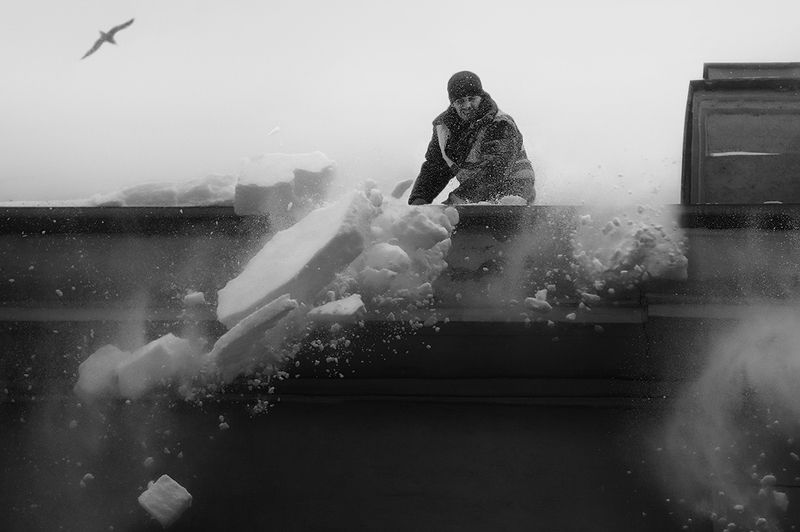 снег, работа, высота, опасность, зима, крыша, мужчина, рабочий, сугроб Опасная работаphoto preview