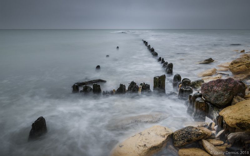 море, побережье, морской берег, горизонт, небо, скалистый берег, шторм, зима, длинная выдержка, nd фильтр Следы прошлого. Побережье Черного моряphoto preview