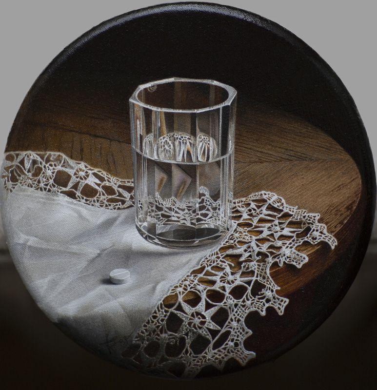 таблетка, стакан воды, натюрморт. Таблеткаphoto preview