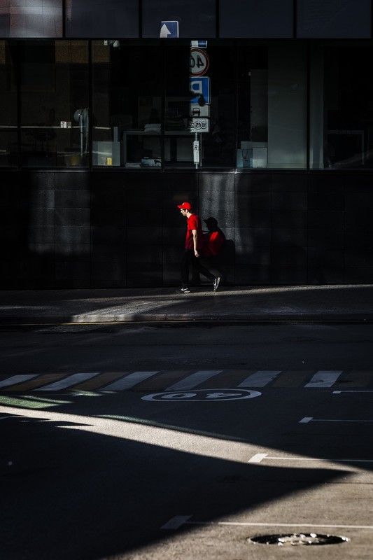 Люди, город, улица, жанр, свет, тени, цвет, человек, красный, отражения,  ***photo preview