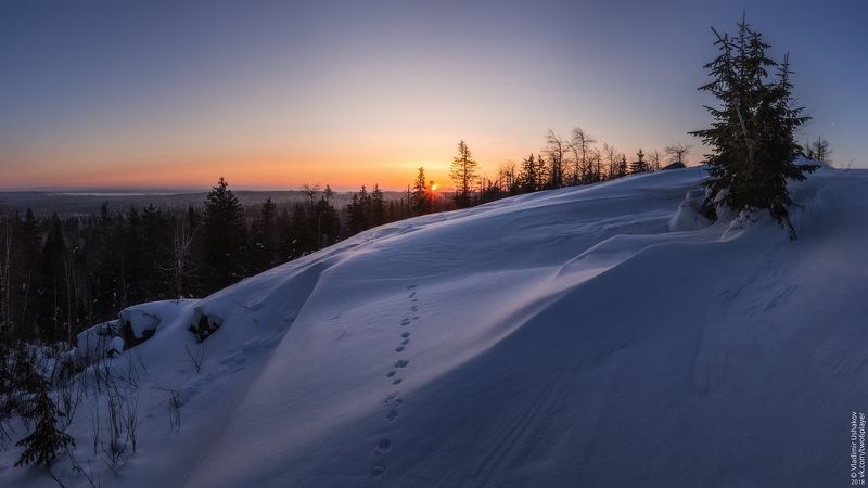 рассвет, утро, солнце, зима, снег, скала, белые камни, тайга, лес, пермский край На рассвете фото превью