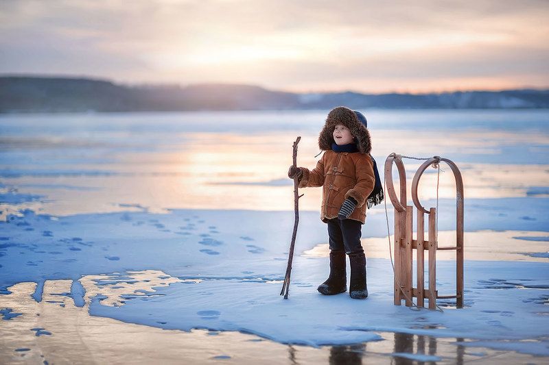 дети ребенок мальчик зима мороз ушанка сани вечер Удивительный мирphoto preview