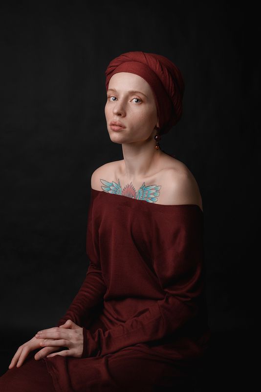 portrait,emotional,emotion,red,ginger,freckles,blue eyes,female,beautiful,tattooed,young,sexy,красивая,девушка,тату,грудь,плечи,чалма,красный,эмоции,эмоциональный,портрет,студийный свет,профото,сидит,чёрный фон,студия Foxphoto preview