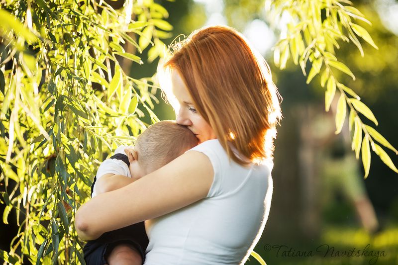 мама, ребенок, сын, мальчик, забота, мамина любовь, счастье, вместе, лето, солнце, ветки, трава photo preview