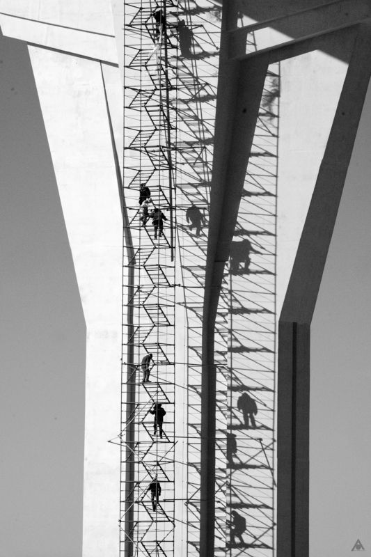 лестница люди тени Движение по вертикалиphoto preview