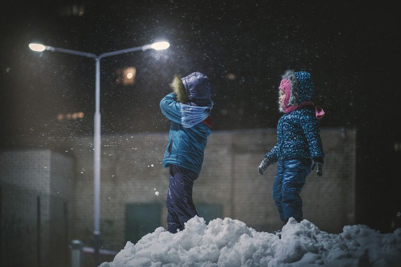 детская фотография, семейная фотография  На санках в снегопадphoto preview