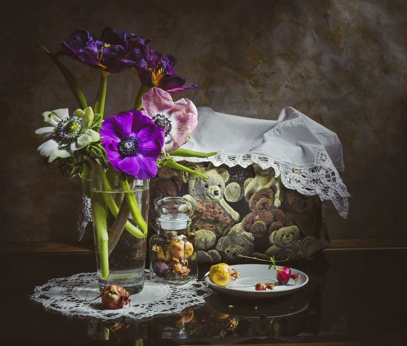 анемоны,гранат,мишки,натюрморт Натюрморт с анемонами и гранатом..photo preview