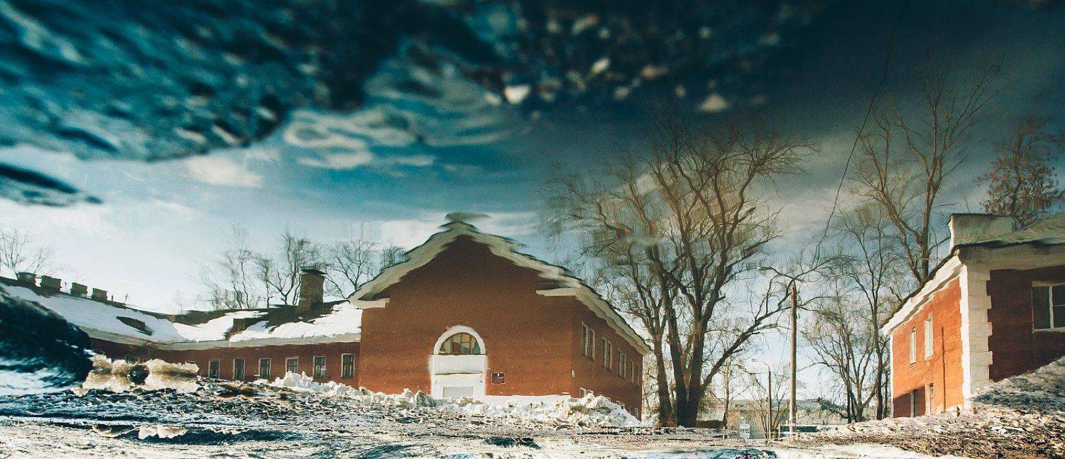 лужа, весна, дерево, дом, Михаил Иванов