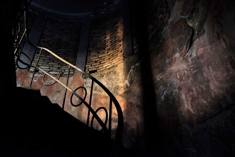 Внутреннее пространство старого маякаphoto preview