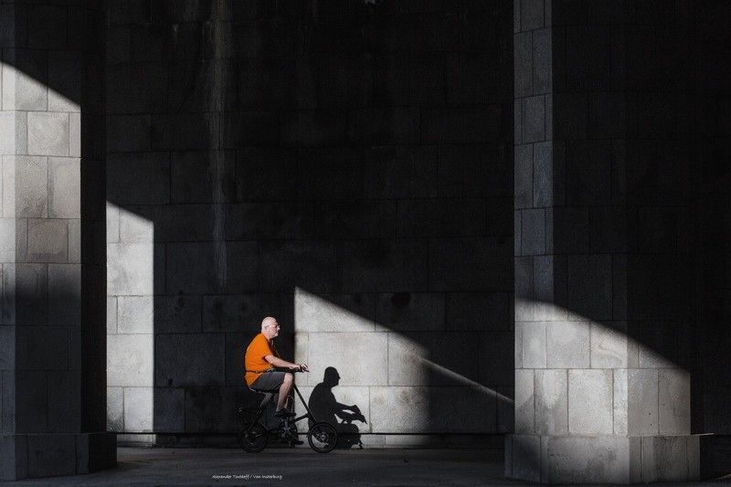 Люди, город, улица, жанр, вечер, свет, тени, велосипед, велосипедист, цвет, оранжевый,  ***photo preview