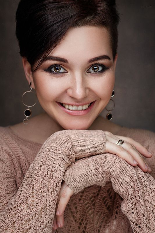 люди, девушка, лицо, портрет, глаза, взгляд, глаза, красота, молодость,улыбка, эмоции, брюнетка, студия, фотокузница, ivankovale Юляphoto preview