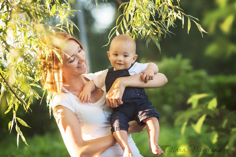 мама, ребенок, сын, мальчик, забота, мамина любовь, счастье, вместе, лето, солнце, ветки, трава photo preview