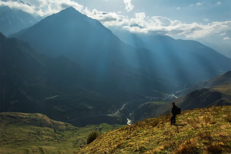 природа, пейзаж, кавказ, горы, свет, весна, человек Созерцательphoto preview