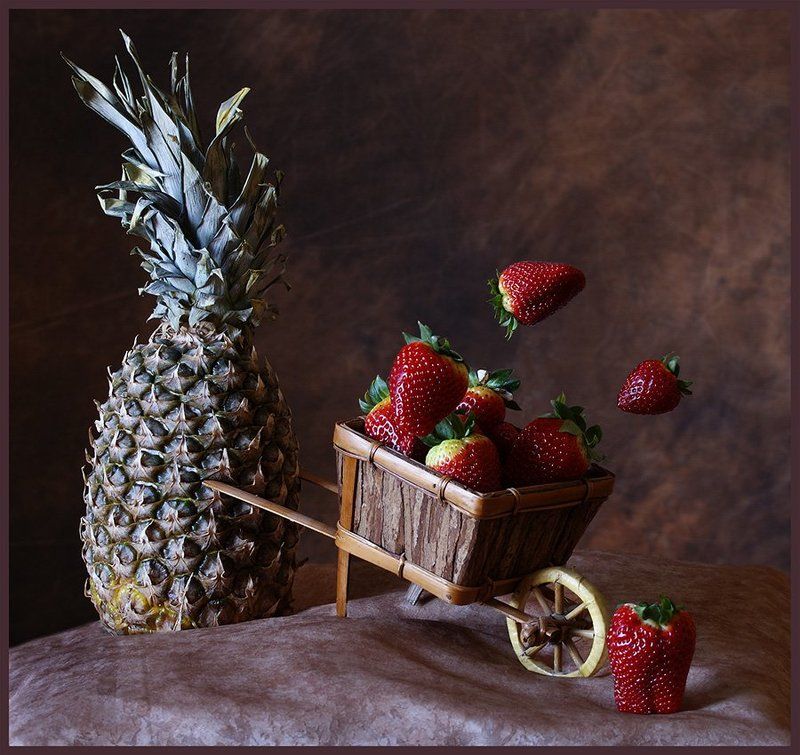 натюрморт, ассоциации, фрукты,  игра, шутка,ягоды, Аккуратней, не дрова везёшь!photo preview