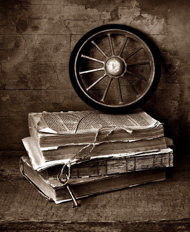 Старое колесо  и ржавый ключ..photo preview