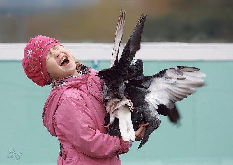 девочка, голуби Любовь и голубиphoto preview