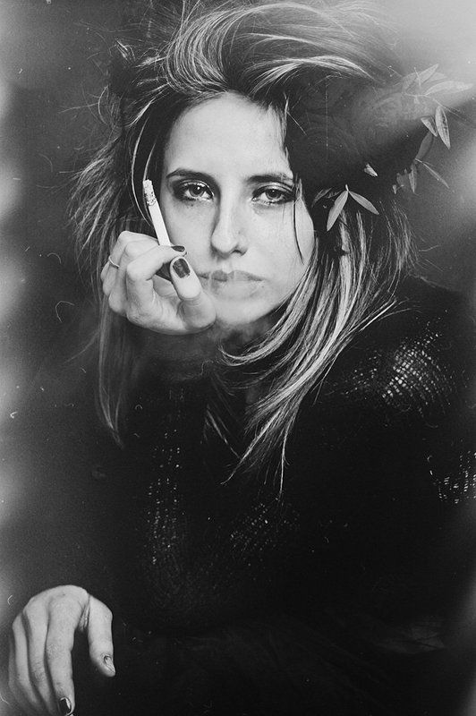 портрет, сигарета, цветы, девушка, грусть, всеравно Анастасияphoto preview