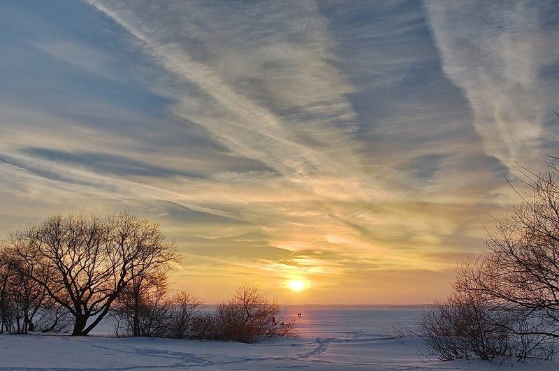 двое,солнце,закат,небо,тучи,облака,море,берег,краски,кусты,акварель Двое...photo preview