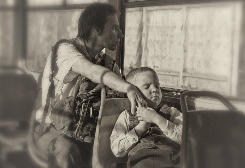 папа, сын, жужчины, ч/б фото, В трамваеphoto preview