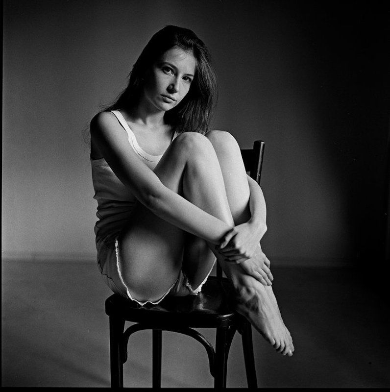 Девочка на стулеphoto preview