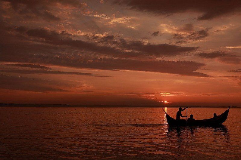 вода,закат,солнце,волны,лодка,силует Лодкаphoto preview